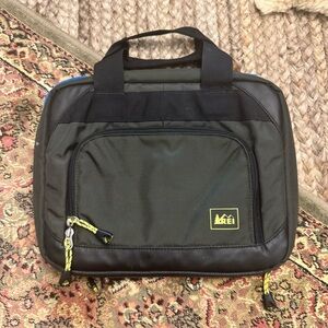 REI Co-op‎ Laptop / Tablet Travel Organizer (Large – 13″) — 15827-F13